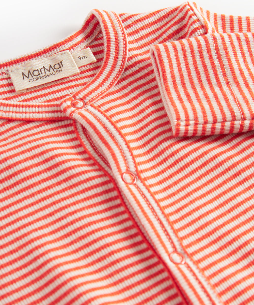 Rød og hvid stribet heldragt til baby med lange ærmer og trykknapper foran