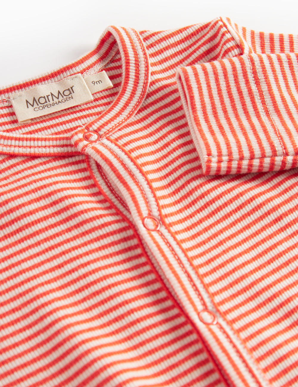 Rød og hvid stribet holdning til baby med med lange ærmer og trykknapper foran