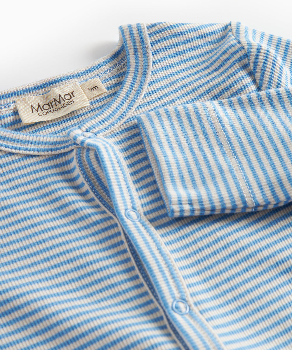 Blå og hvid stribet heldragt til baby med lange ærmer og trykknapper foran