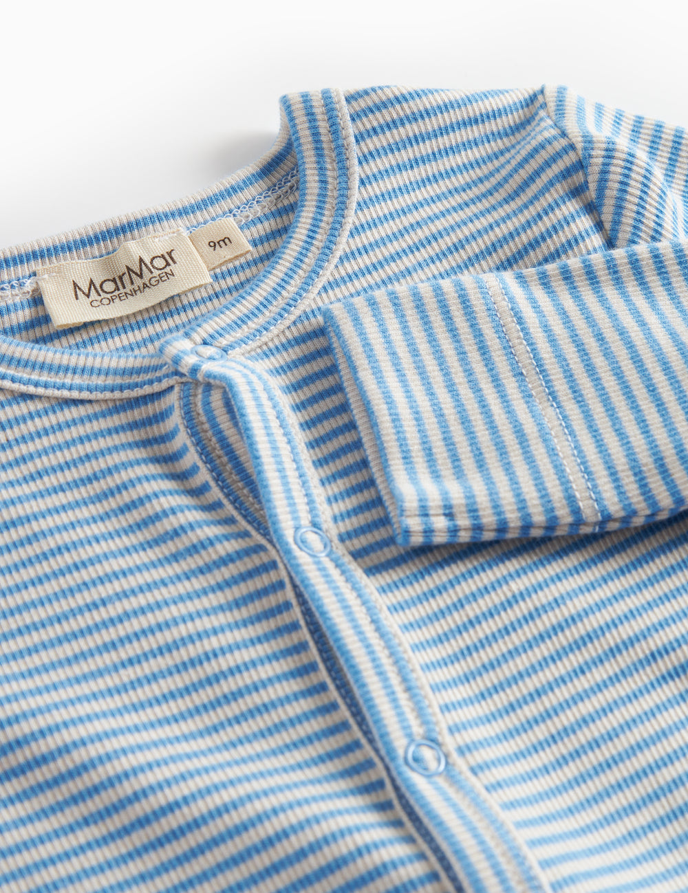 Blå og hvid stribet holdning til baby med med lange ærmer trykkapper foranan