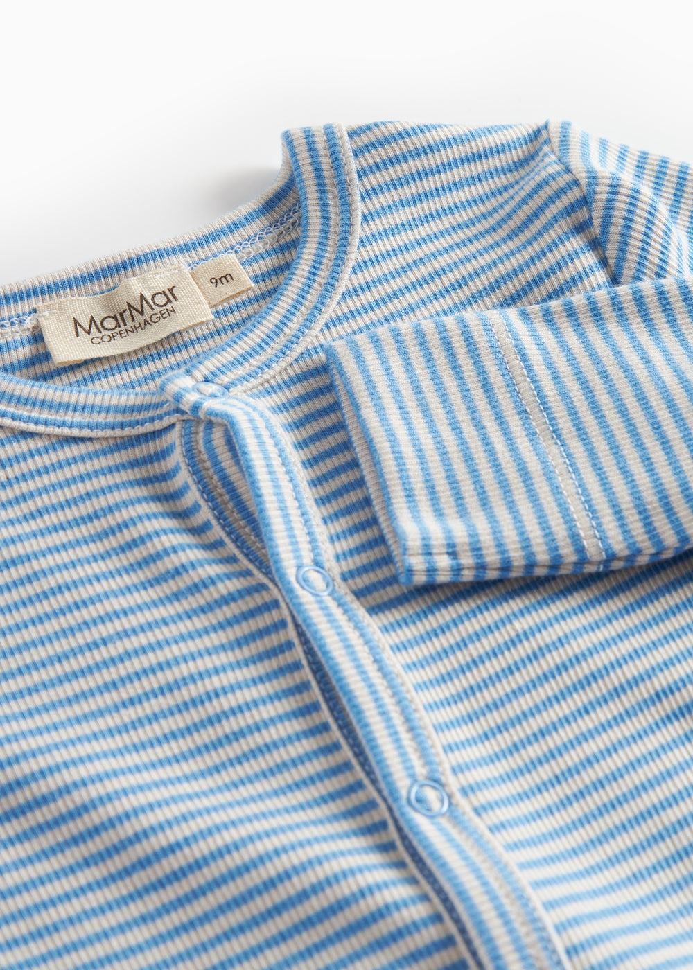 Blå og hvid stribet heldragt til baby med lange ærmer og trykknapper foran