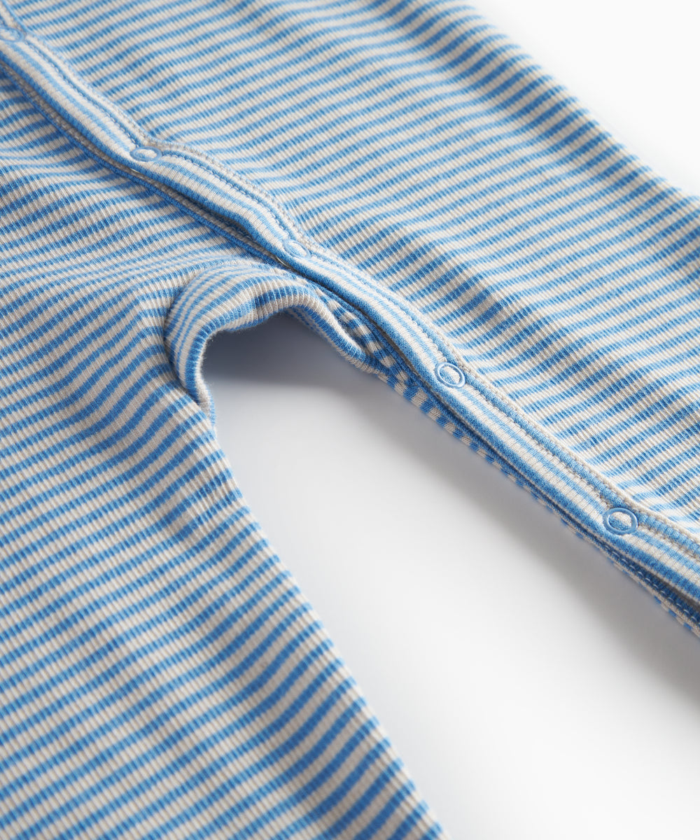 Blå og hvid stribet heldragt til baby med lange ærmer og trykknapper foran