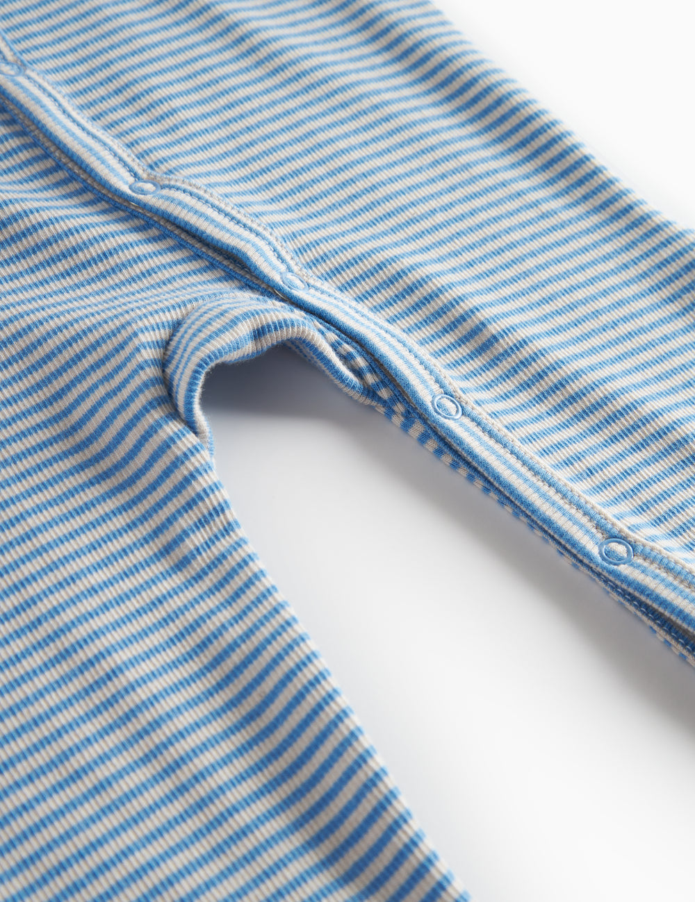 Blå og hvid stribet holdning til baby med med lange ærmer trykkapper foranan