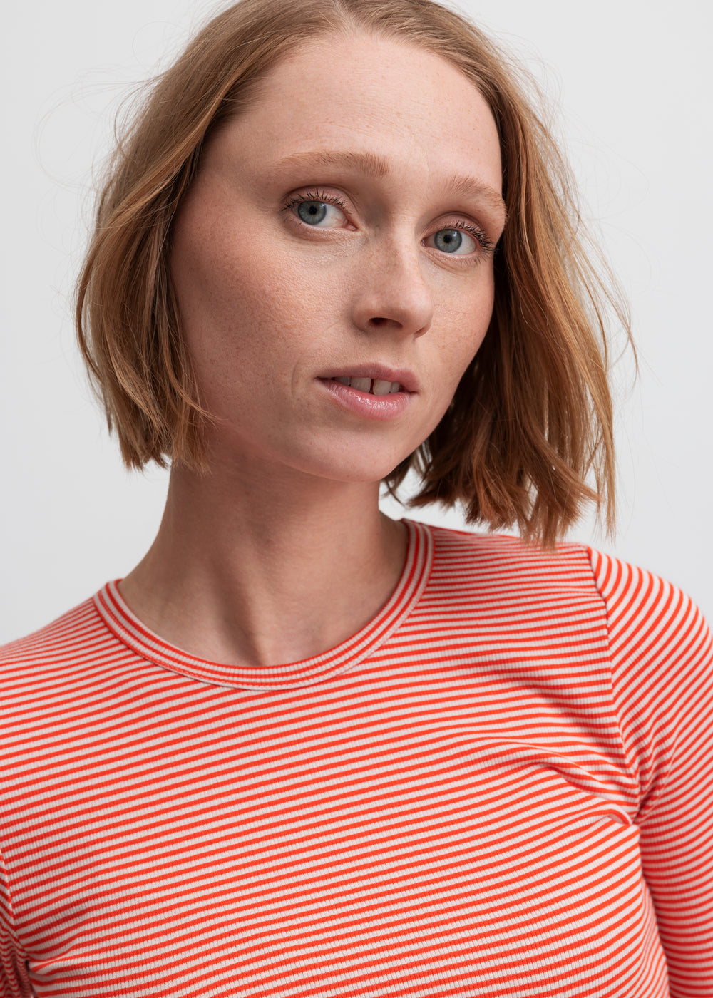 Kvinde iført rød og hvid stribet langærmet T-shirt