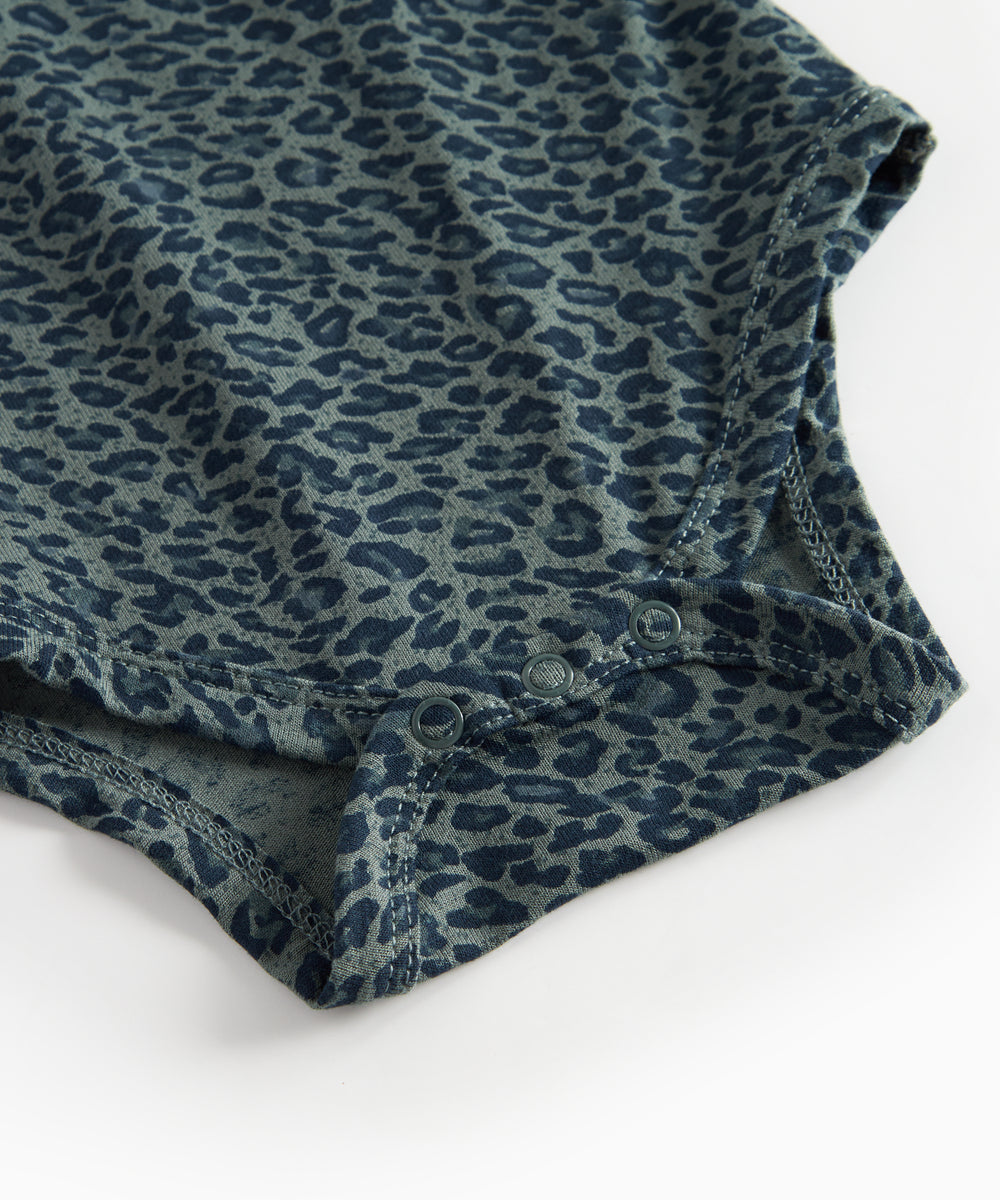 Grøn leopardmønstret babybody med lange ærmer