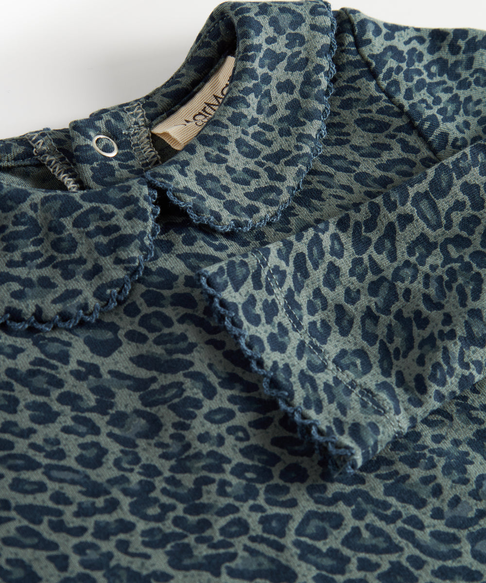 Grøn leopardmønstret babybody med lange ærmer og krave