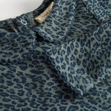 Grøn leopardmønstret babybody med lange ærmer og krave