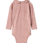 Lyserød leopardmønstret babybody med lange ærmer og krave