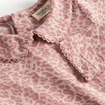 Lyserød leopardmønstret babybody med lange ærmer og krave