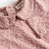 Lyserød leopardmønstret babybody med lange ærmer og krave