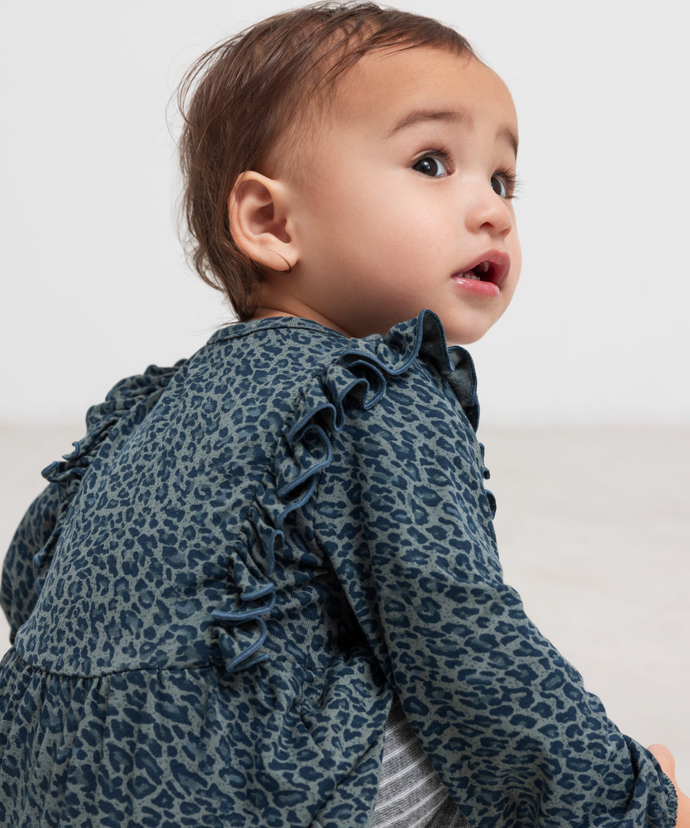 Baby grøn leopardmønstret body med lange ærmer og flæser