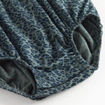 Grøn leopardmønstret babybody med lange ærmer og flæser