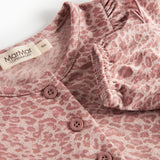 Lyserød leopardmønstret body med lange ærmer og flæser til børn