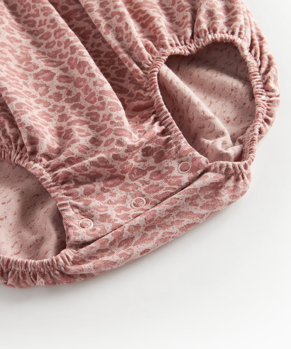 Lyserød leopardmønstret body med lange ærmer og flæser til børn