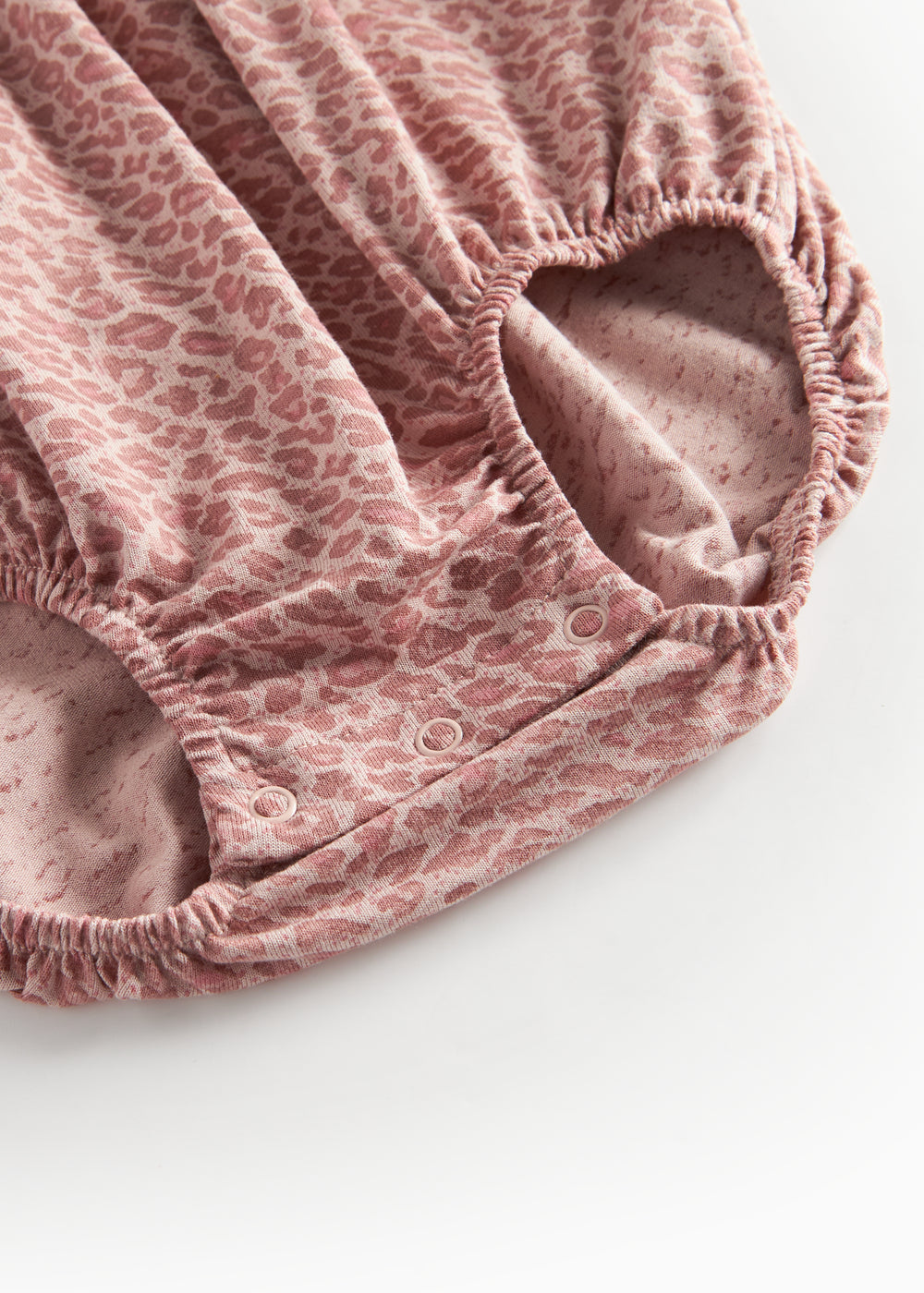 Lyserød leopardmønstret body med lange ærmer og flæser til børn