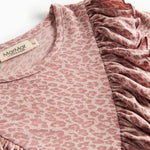 Lyserød leopardmønstret bluse med lange ærmer og flæser til børn