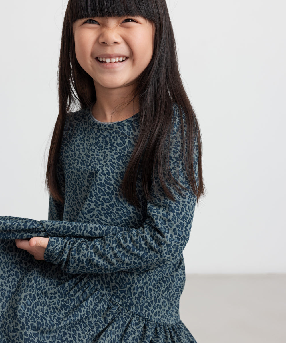 Pige i grøn leopardmønstret kjole med lange ærmer til børn