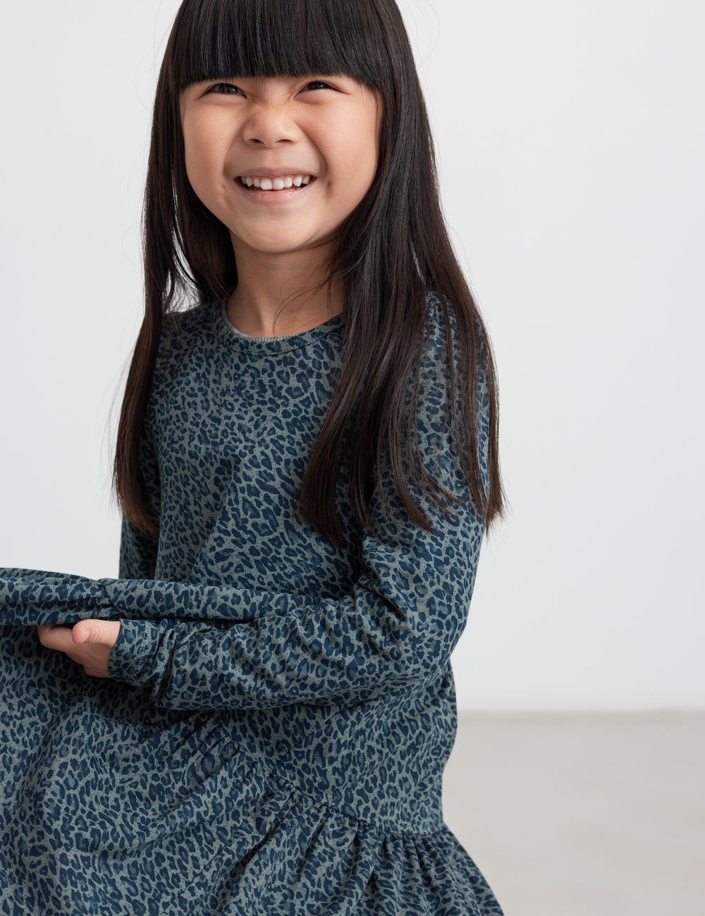 Pige i grøn leopardmønstret kjole med lange ærmer til børn
