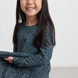 Pige i grøn leopardmønstret kjole med lange ærmer til børn