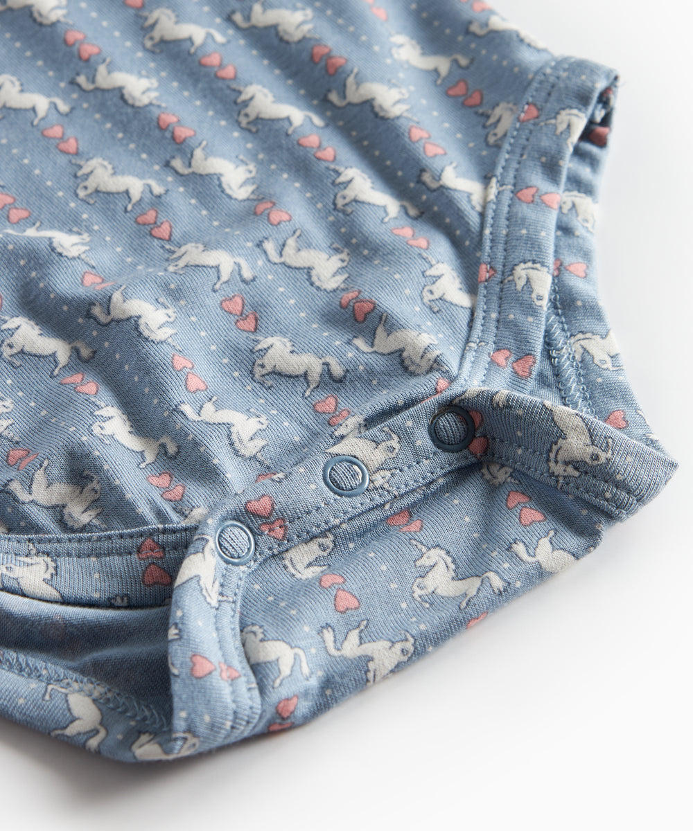 Blå langærmet body til baby med enhjørningemønster og flæsekrave