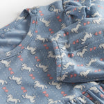 Blå kjole-body til baby med enhjørningemønster og flæser på skuldrene