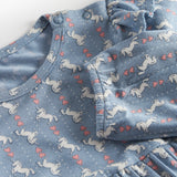 Blå kjole-body til baby med enhjørningemønster og flæser på skuldrene