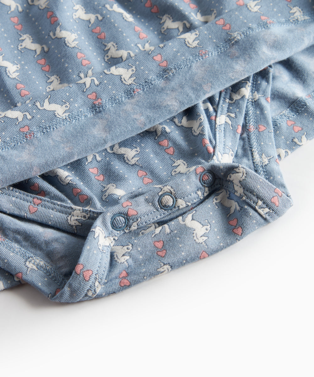 Blå kjole-body til baby med enhjørningemønster og flæser på skuldrene