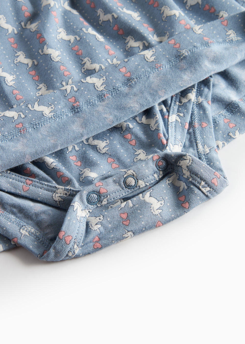 Blå kjole-body til baby med enhjørningemønster og flæser på skuldrene