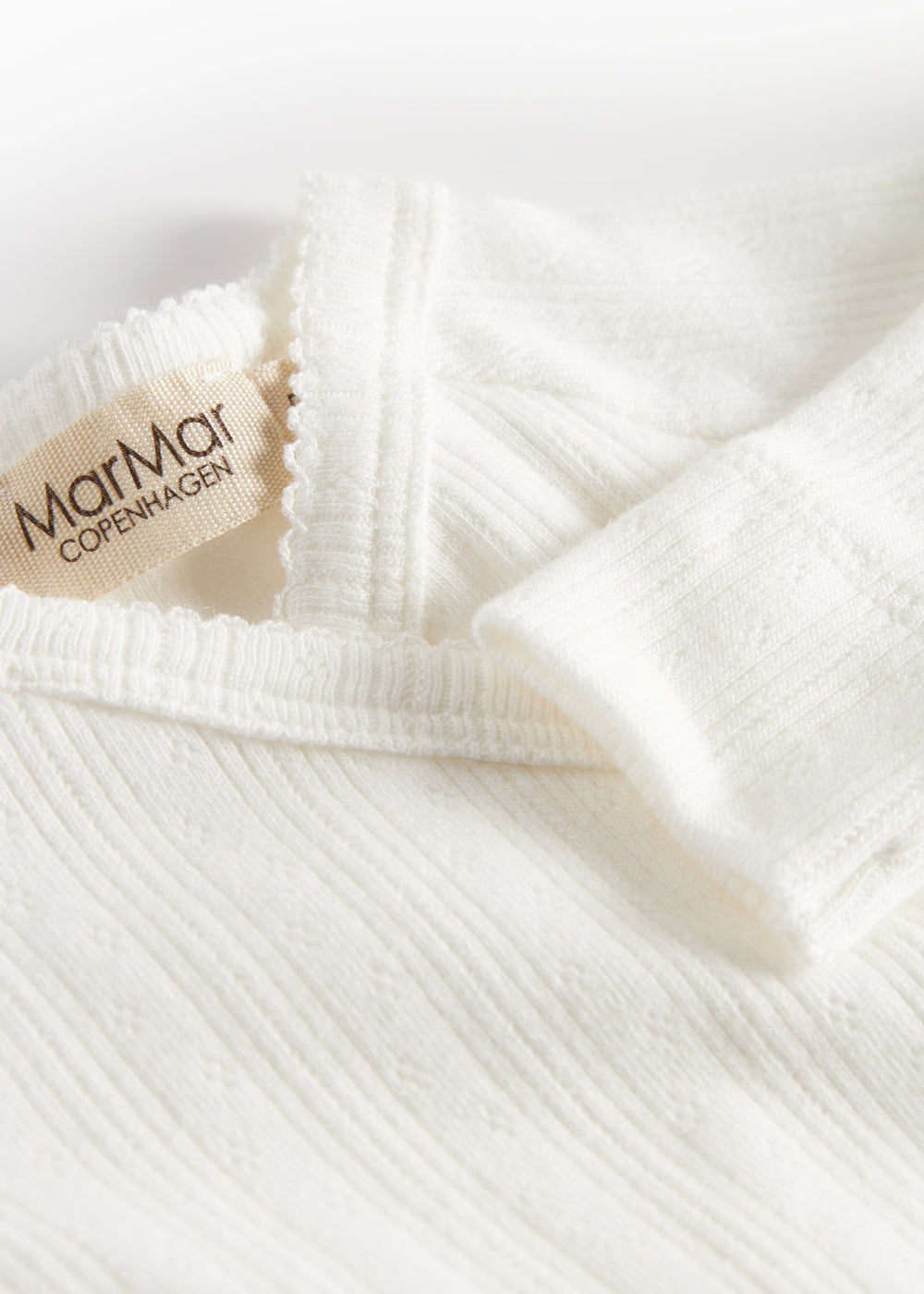 Hvid pointelle slå-om body til baby med lange ærmer