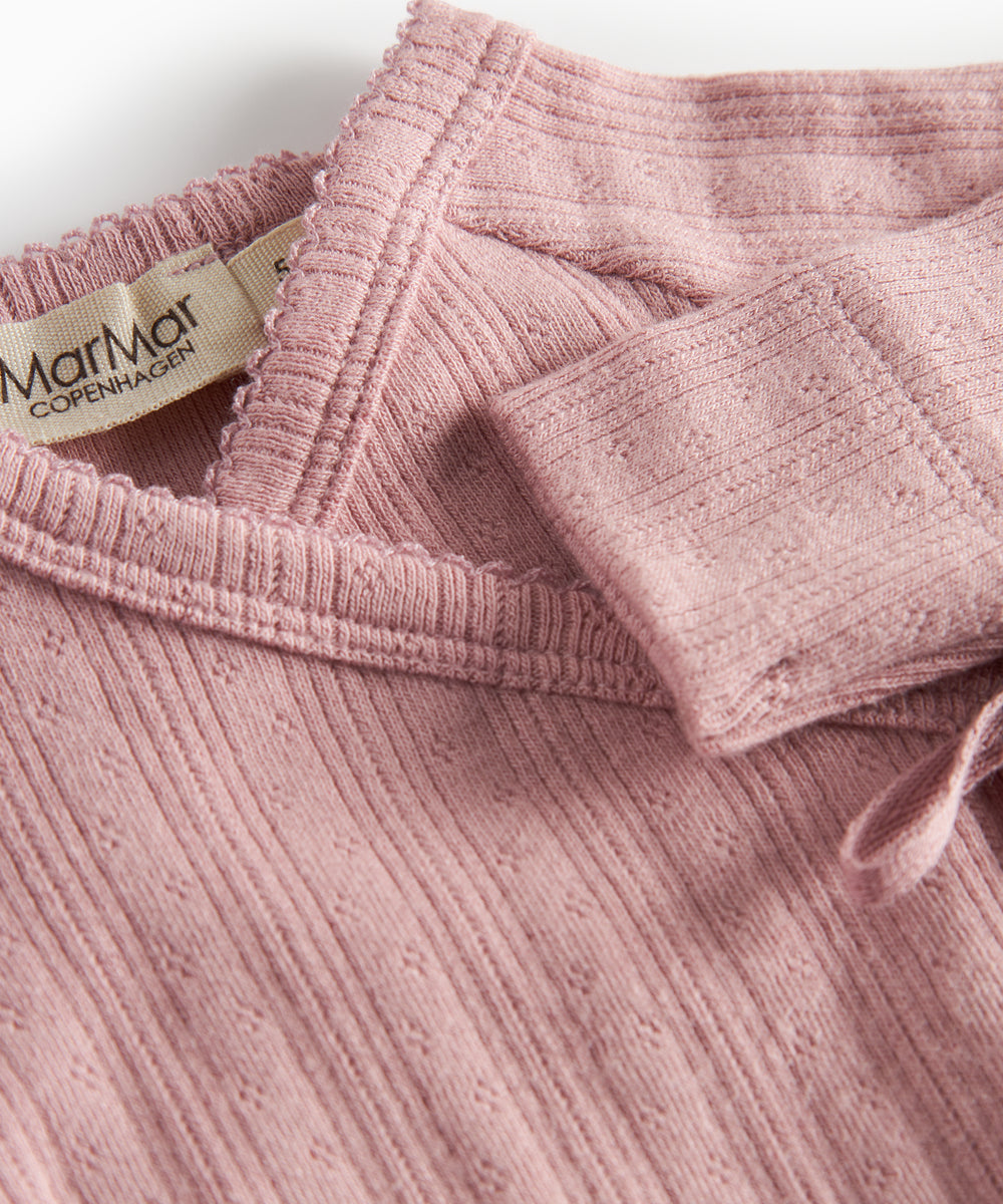 Rosa pointelle slå-om body til baby med lange ærmer og bindebånd