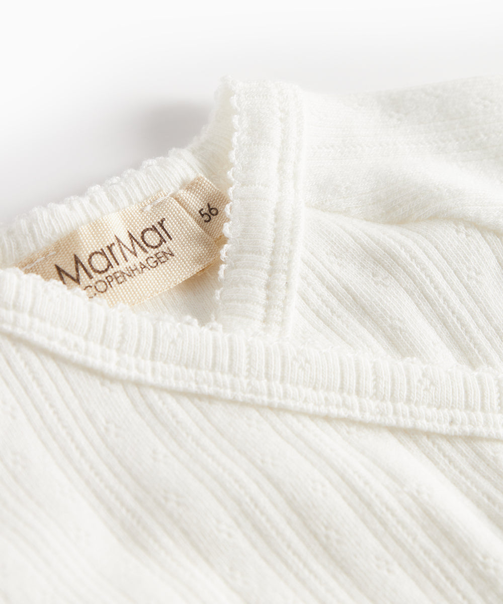 Hvid pointelle slå-om bluse til baby med lange ærmer