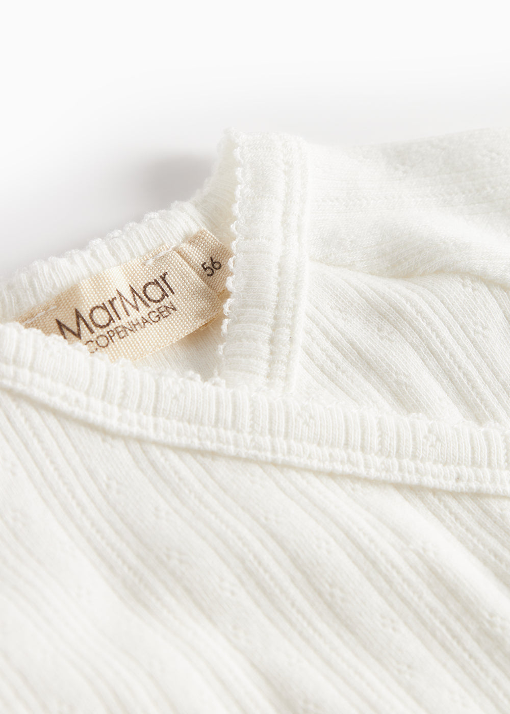 Hvid pointelle slå-om bluse til baby med lange ærmer