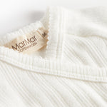 Hvid pointelle slå-om bluse til baby med lange ærmer