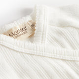 Hvid pointelle slå-om bluse til baby med lange ærmer