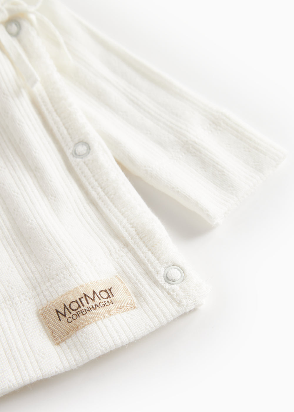 Hvid pointelle slå-om bluse til baby med lange ærmer