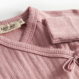 Rosa pointelle slå-om bluse til baby med lange ærmer og bindebånd