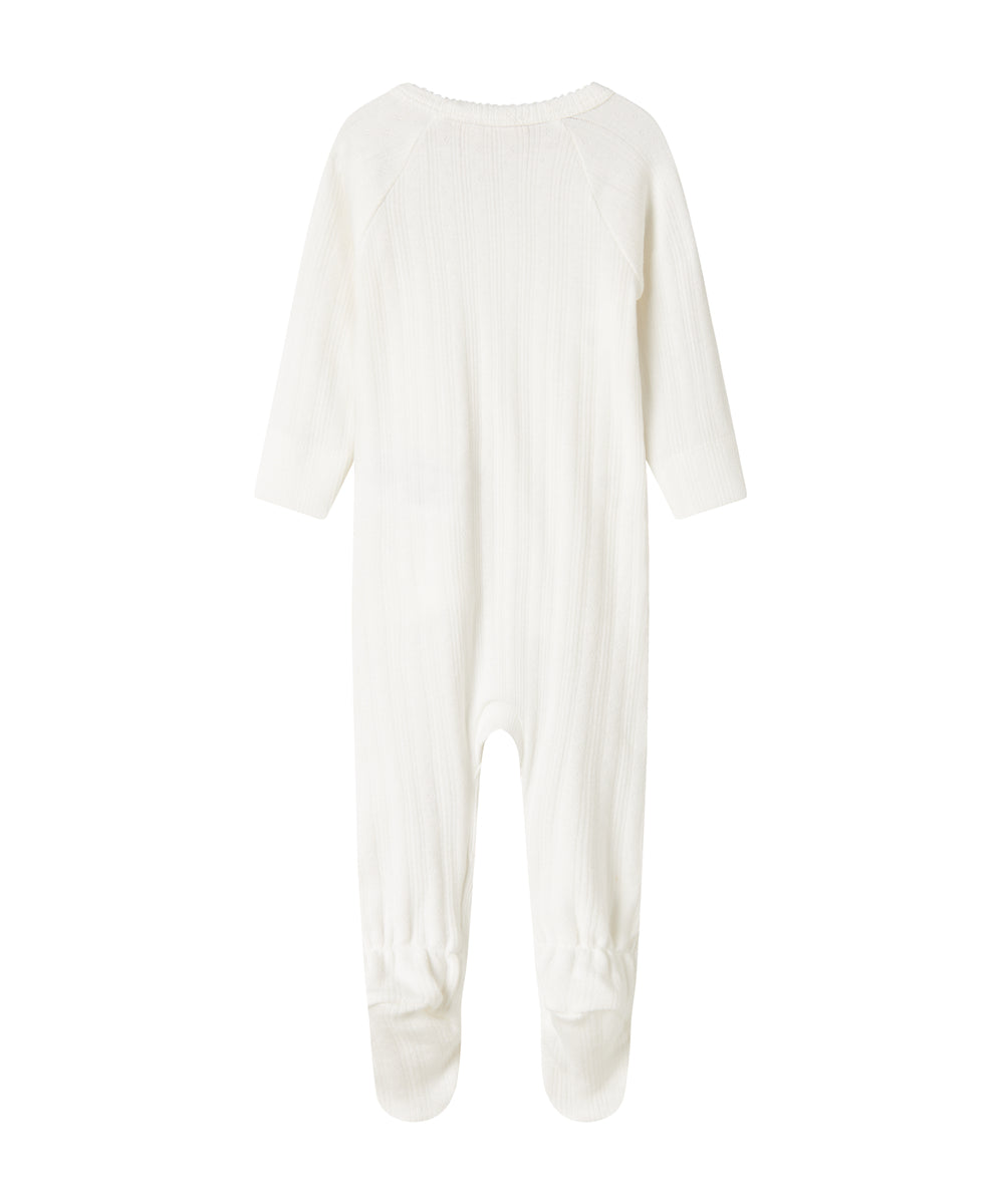 Hvid pointelle heldragt til baby med fødder og slå-om lukning