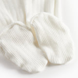 Hvid pointelle heldragt til baby med fødder og slå-om lukning