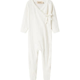 Hvid pointelle heldragt til baby med fødder og slå-om lukning