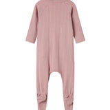 Rosa pointelle heldragt til baby med fødder og slå-om lukning