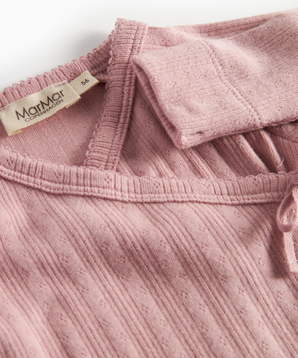 Rosa pointelle heldragt til baby med fødder og slå-om lukning