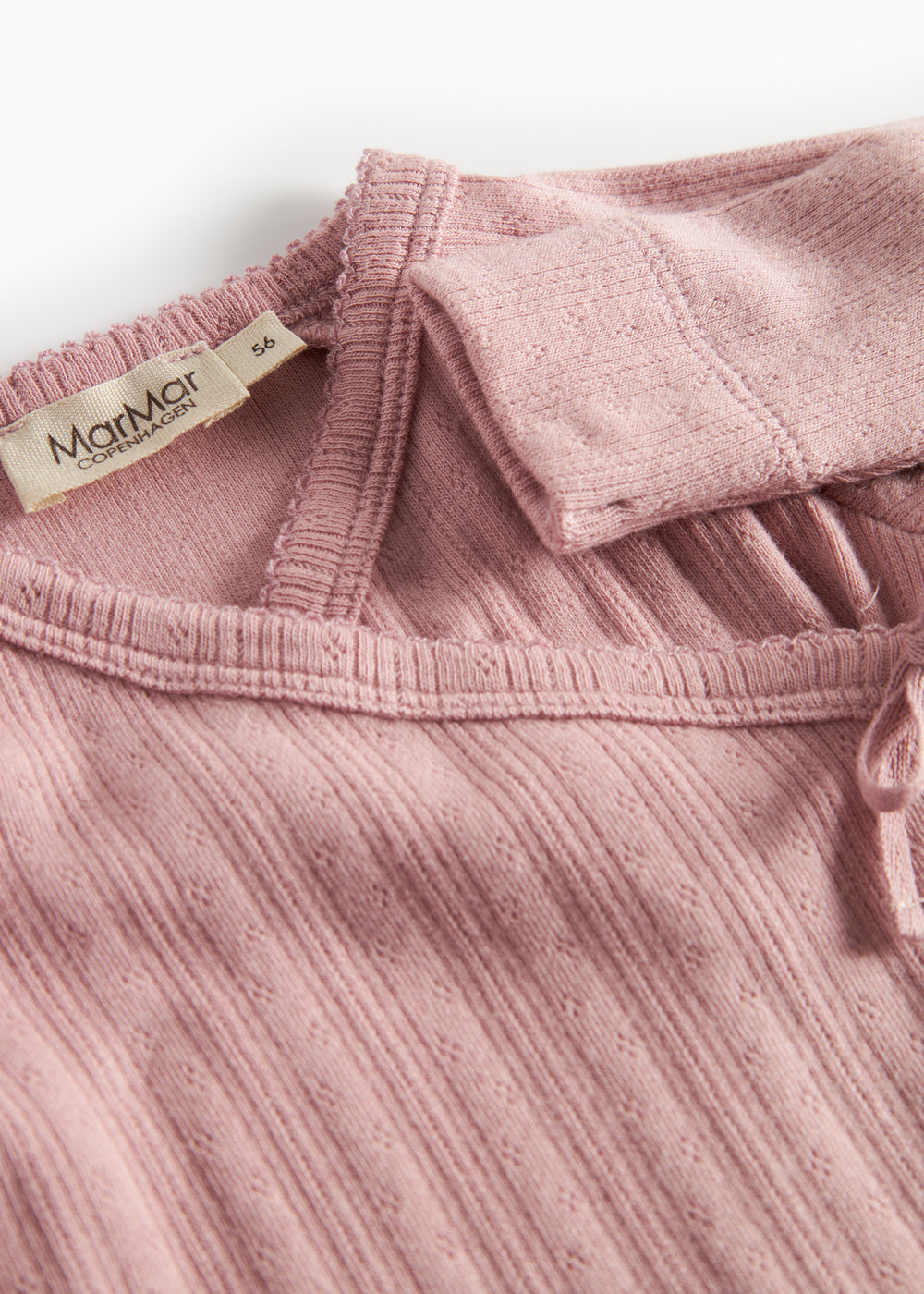 Rosa pointelle heldragt til baby med fødder og slå-om lukning