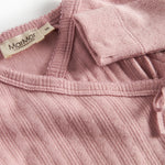 Rosa pointelle heldragt til baby med fødder og slå-om lukning