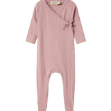 Rosa pointelle heldragt til baby med fødder og slå-om lukning