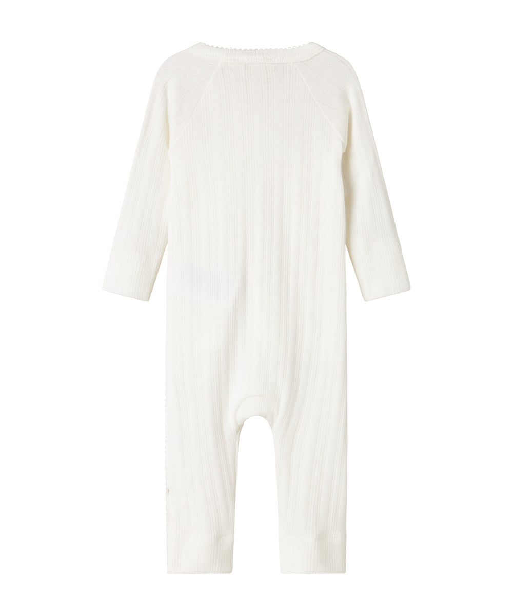 Hvid pointelle heldragt til baby med slå-om lukning og lange ærmer