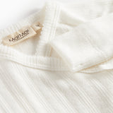 Hvid pointelle heldragt til baby med slå-om lukning og lange ærmer