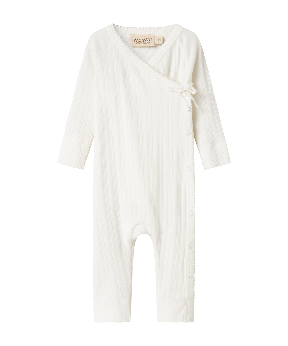Hvid pointelle heldragt til baby med slå-om lukning og lange ærmer