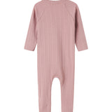 Rosa pointelle heldragt til baby med lange ærmer og slå-om lukning