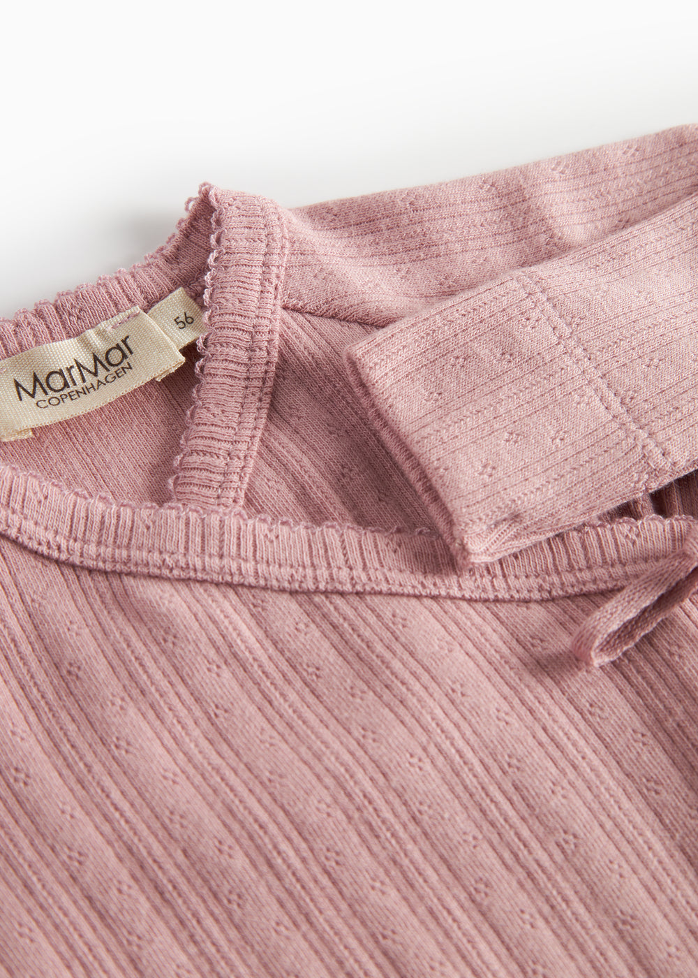 Rosa pointelle heldragt til baby med lange ærmer og slå-om lukning