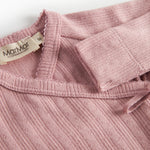 Rosa pointelle heldragt til baby med lange ærmer og slå-om lukning